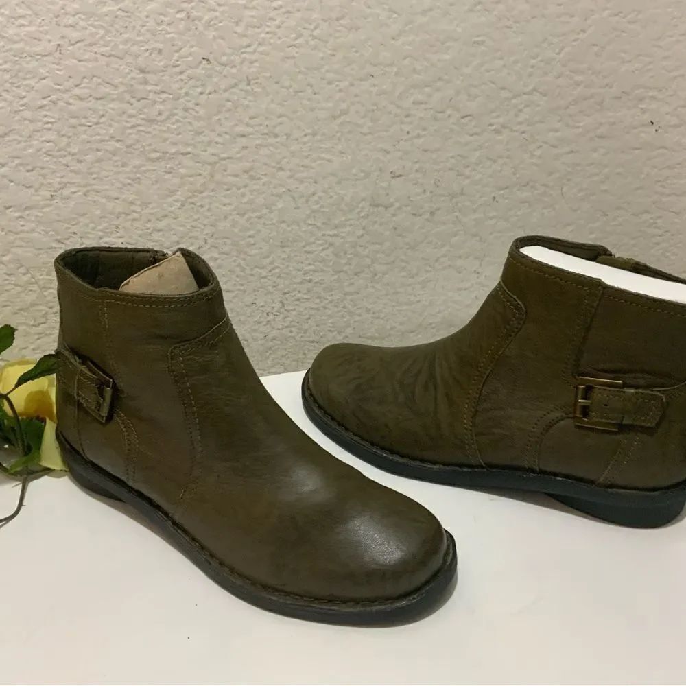 Clarks Womens Nikki Star Olive Green Ankle Boot Crinkled Leather Bootie size 8W